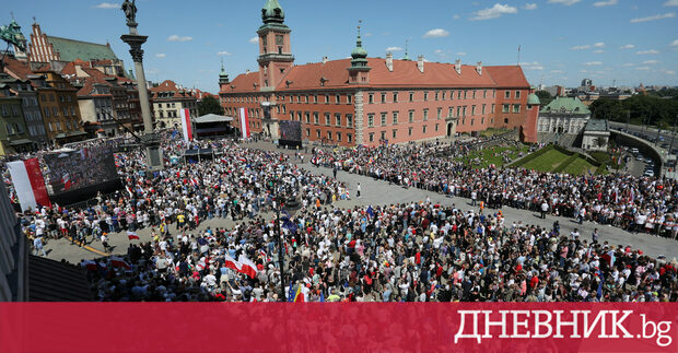 Стотици хиляди излязоха по улиците на Варшава в неделя на