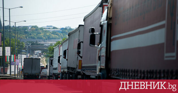 Външната търговия на България се свива през април износът намалява