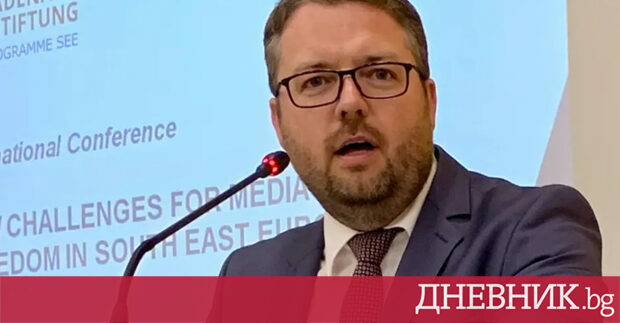 Хендрик Зитих от медийната програма на фондация Конрад Аденауер говори