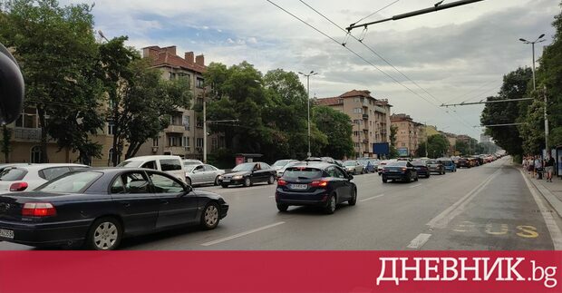 Цариградско шосе е задръстено във всички посоки сигнализират читатели на