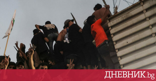 Стотици протестиращи нахлуха в шведското посолство в центъра на Багдад