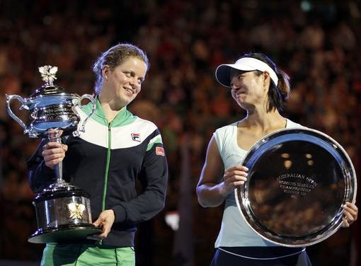Белгийката (вляво) позира с първата си титла от Australian Open<br />
