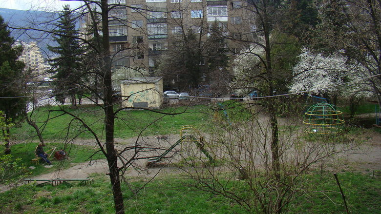 Това е градинката до бл. 221 в жк Красно село, върху която новият проект за устройство на района предвижда жилищна сграда