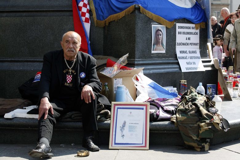 Един от петимата военноветерани, които започнаха гладна стачка в Загреб в знак на протест срещу процесите в Трибунала в Хага срещу генералите Анте Готовина и Младен Маркач.