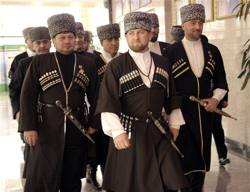 Рамзан Кадиров (в средата) е свободен да налага собствените си възгледи за исляма, а в замяна се грижи за мира в Чечения