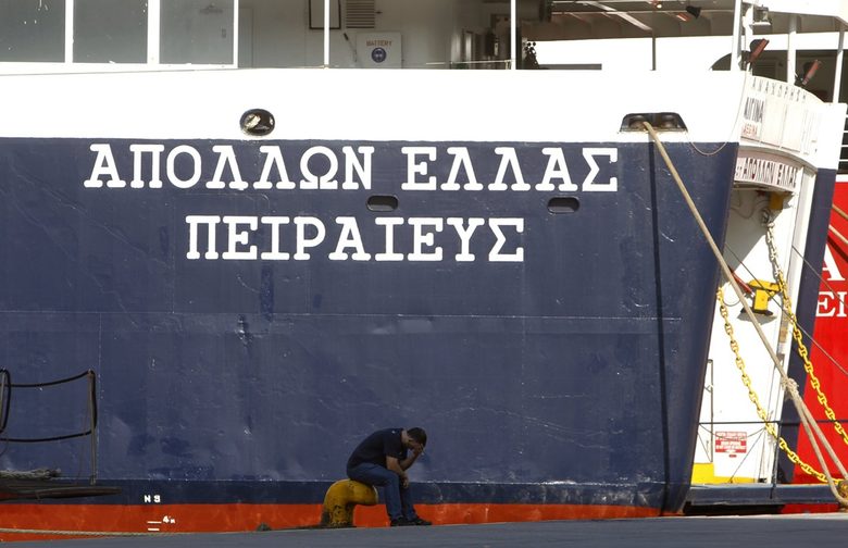 Работник седи до кораб по време на 24-часова стачка през юни 2010 г. в порта на Пирея в Атина.