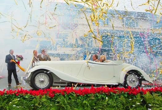 Снимка от награждаването на победителя миналата година Delage D8S De Villars Roadster от 1933 година Снимка от награждаването на победителя миналата година Delage D8S De Villars Roadster от 1933 година