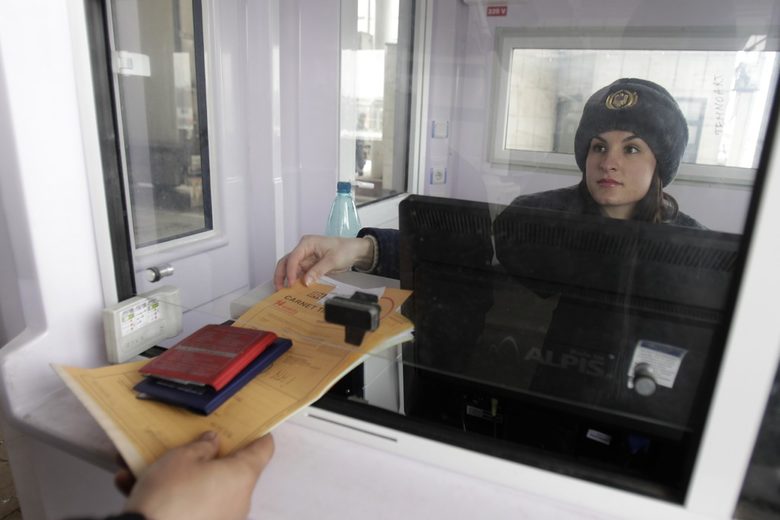 Румънска граничарка проверява документи по границата с Молдова на 28 февруари 2011 г.
