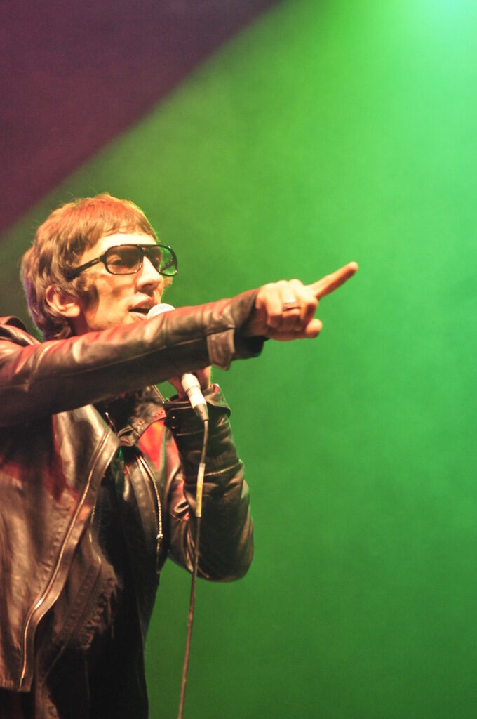 Ричард Ашкрофт по време на изявата си на Glastonbury 2008 с вече разпадналите се The Verve.
