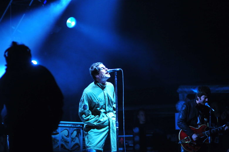 Кадър от изявата на Oasis на фестивала Melt през 2009 г,, дни преди да се разпаднат след поредния конфликт между братята Галахър.