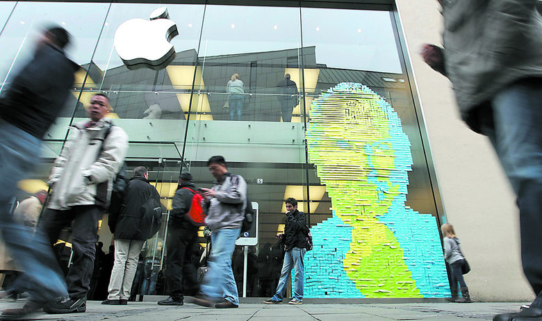 Магазин на Apple в Мюнхен осъмна с лика на покойния Стив Джобс върху витрината си. Портретът е направен от стотици малки лепящи се листчета. Джобс почина на 5 октомври след дългогодишна борба с рака.