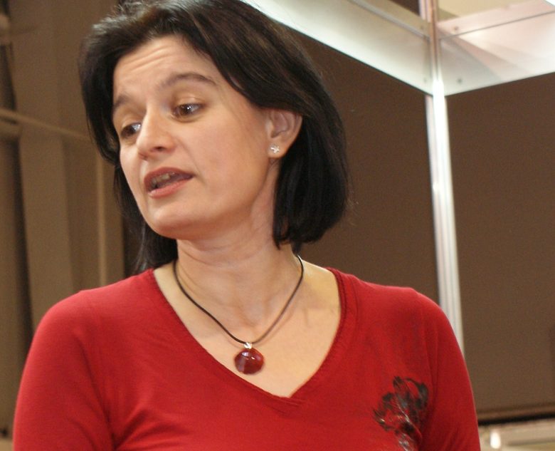Мария Донева говори за лимоновите звезди и тавите за сладко, блестящи като Луната Мария Донева говори за лимоновите звезди и тавите за сладко, блестящи като Луната