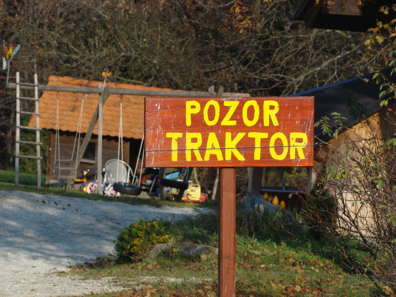 Табели с надпис Pozor са често срещани из Словения, тъй като това е словенската дума за "внимание".