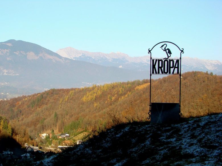 Входът на с. Кропа