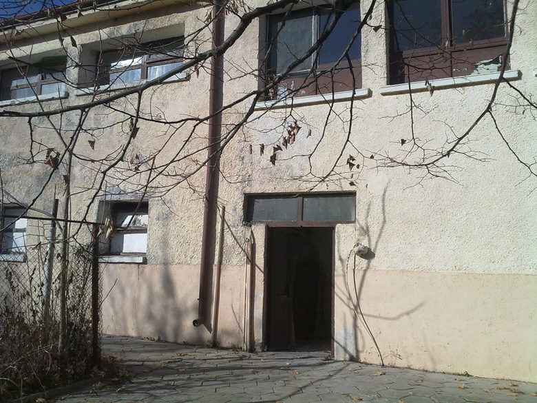 Сградата с минералния басейн.