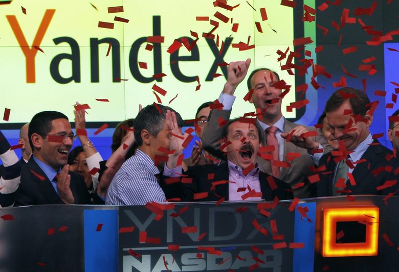 Аркади Волож (вторият от ляво надясно, с мустаците) празнува листването на Yandex на борсата NASDAQ