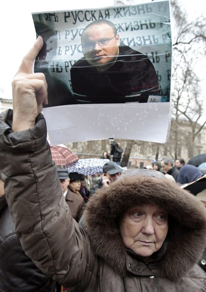 Журналистът Олег Кашин си печели слава с репортажи за прокремълските младежки движения, заради които вероятно е пребит през ноември 2010 г. от двама маскирани мъже, криещи желязна палка в букет с цветя