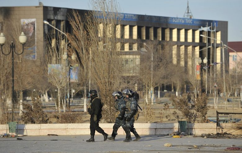 Полицаи патрулират край сгради, подпалени по време на размириците на 16 декември