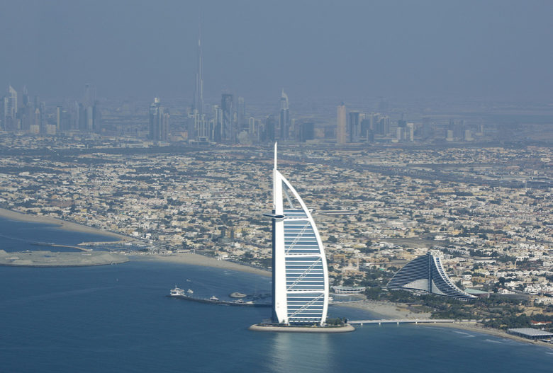 Burj al Arab в Дубай е обявен за най-добрия хотел в света през 2011 г. Burj al Arab в Дубай е обявен за най-добрия хотел в света през 2011 г.