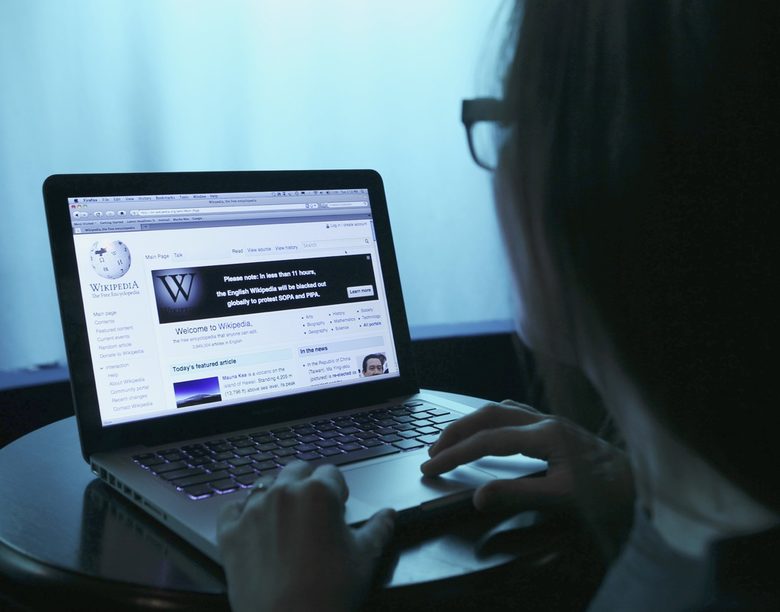 Със съобщение защо 24 часа няма да работи, англоезичната страница на Wikipedia посреща цял ден потребителите.
