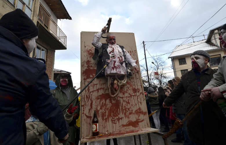 Някои участници в карнавала предпочитат по-зловеща маскировка