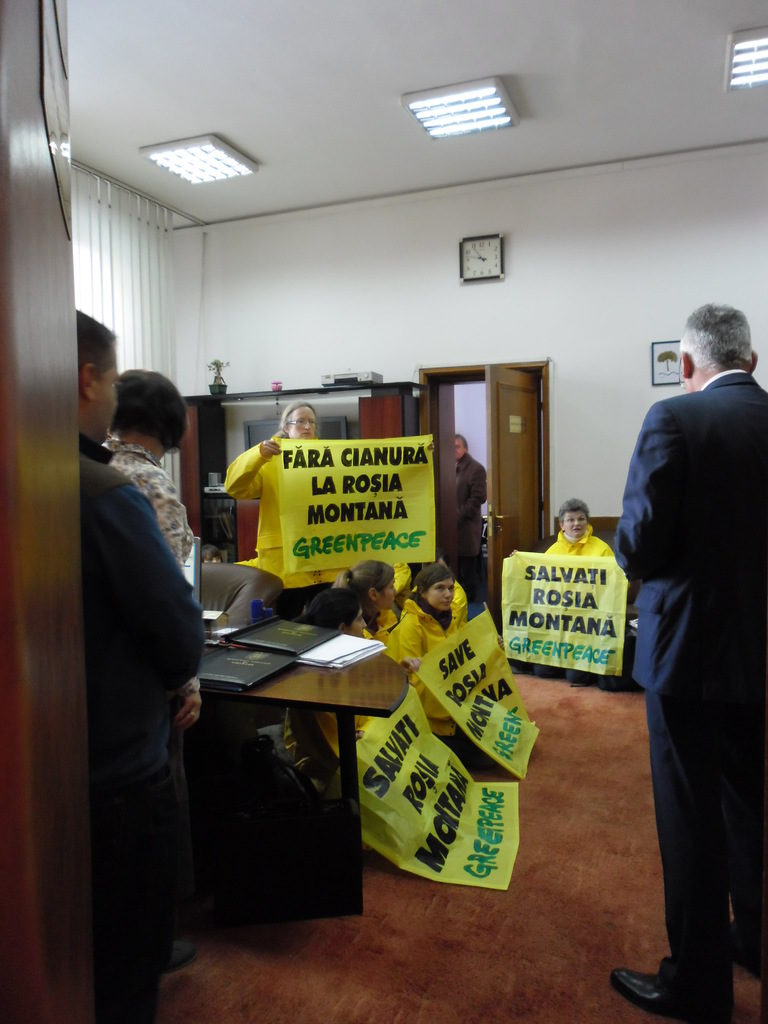Активисти окупираха кабинета на румънския екоминистър в акция срещу златодобивен проект