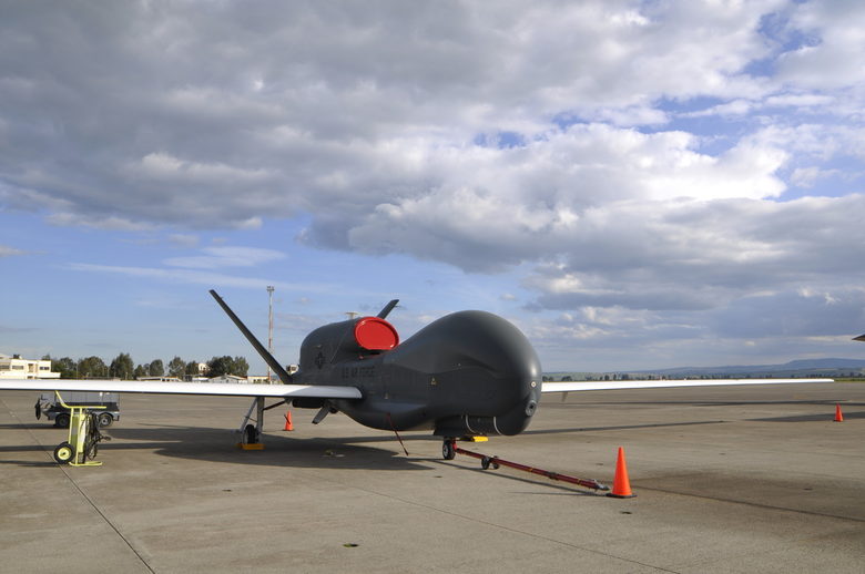 Безпилотен самолет Global Hawk в италианската авиобаза Сигонела