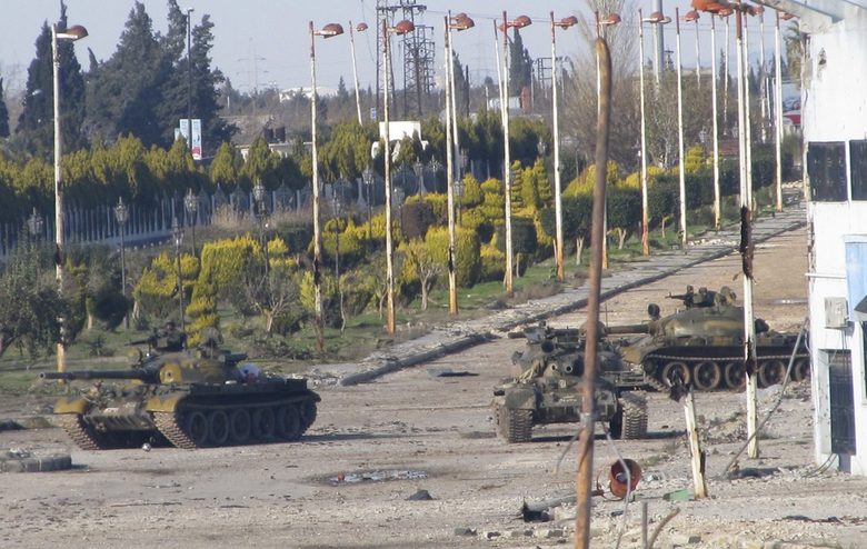 Танкове по улиците на квартал Баба Амро в град Хомс