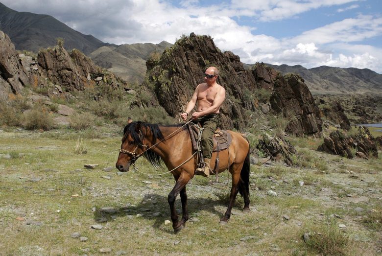 Образът на мачо, който има Путин днес, се дължи на факта, че като малък той е бил слабичък, докато връстниците му растели и заяквали, разказва германският журналист Хуберт Зайпел