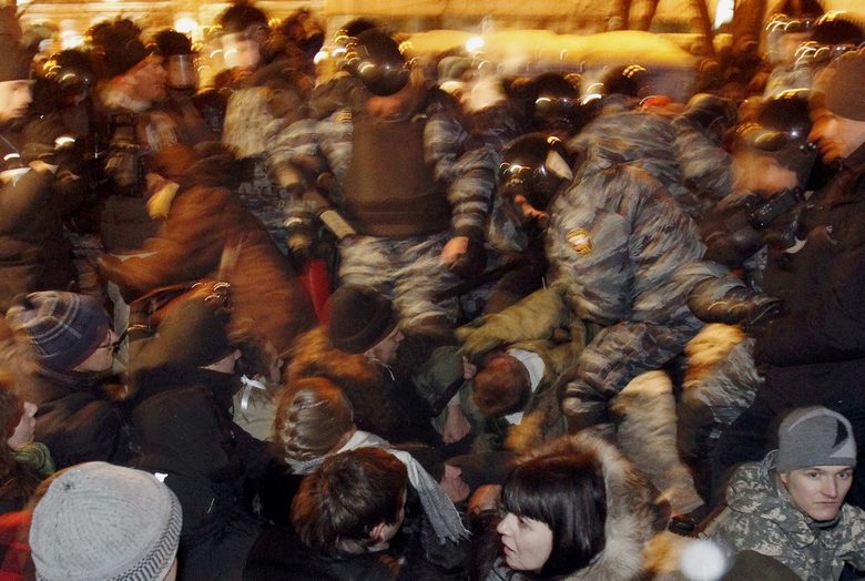 Сблъсъци и арести на стотици протестиращи в Русия