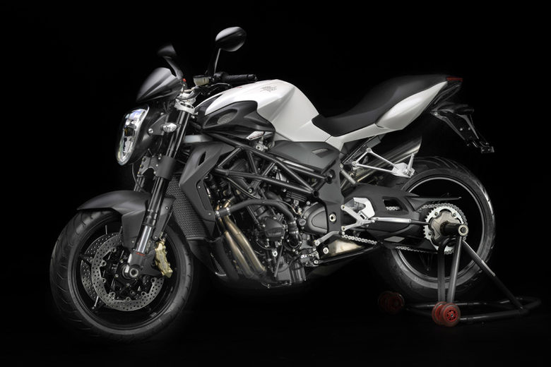 MV Agusta Brutale 920 е най-функционалният представител в гамата на италианската марка, подходящ както за града, така и за пистата. Моторът се задвижва от четирицилиндров 921-кубиков двигател, който генерира 129 к.с. и 95 Nm. Максималната скорост е 265 км/ч, а теглото е 183 кг