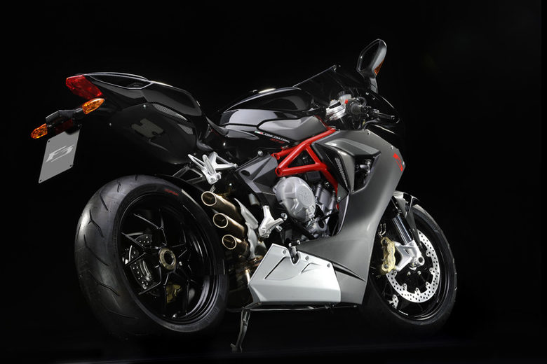 MV Agusta F3 675 разчита на трицилиндров агрегат с обем 675 куб. см. Мощността на машината е 126 к.с. при 14 400 об./мин. и осигурява тяга от 71 Nm. Теглото на мотора е 173 кг, а максималната скорост достига 260 км/ч. Отличителна черна на F3 675 са трите изпускателни тръби от дясната страна