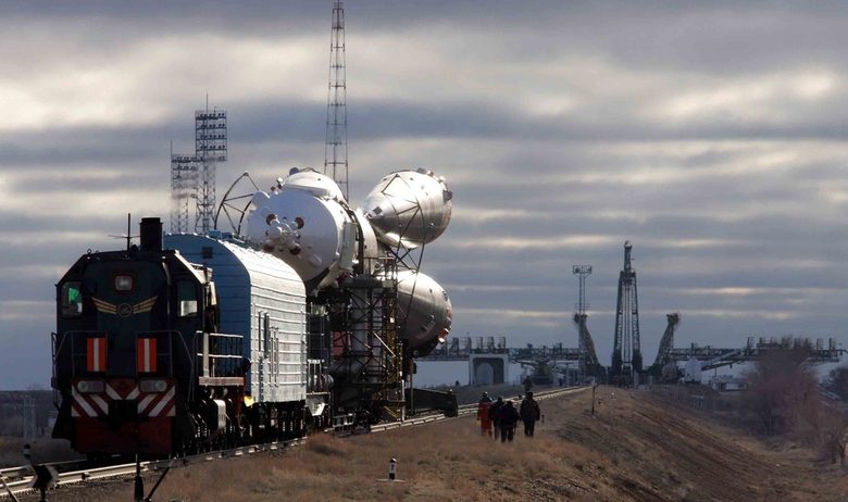 Влак откарва руски космически кораб "Союз" TMA-8 до площадката за изстрелване на космодрума в Байконур Влак откарва руски космически кораб "Союз" TMA-8 до площадката за изстрелване на космодрума в Байконур