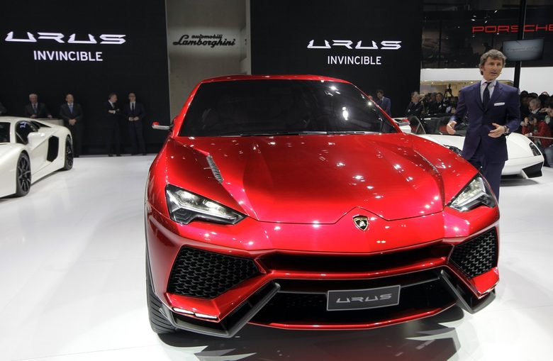 Щефан Винкелман, президент и главен изпълнителен директор на Lamborghini, представи в Пекин URUS - първият SUV на компанията.