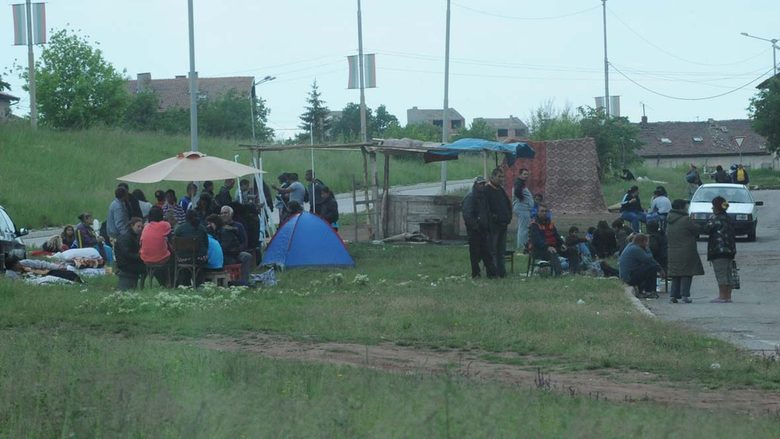 В Перник роми от вече опасните сгради се настаниха на бивак в града с палатки, навеси и дори импровизирани юрти от клони и черги