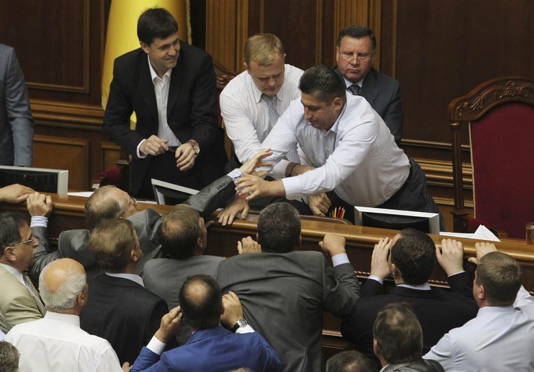 Украинският парламент даде по-висок статут на руския език