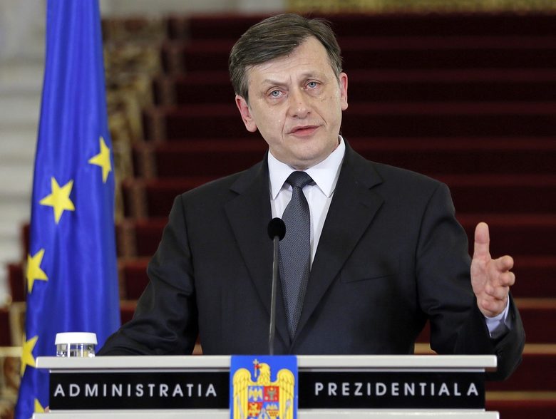 Крин Антонеску е коалиционен партньор на Понта и сега е временно изпълняващ длъжността на президент Крин Антонеску е коалиционен партньор на Понта и сега е временно изпълняващ длъжността на президент