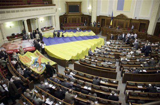Приемането на спорния закон в парламента бе съпроводено с протести