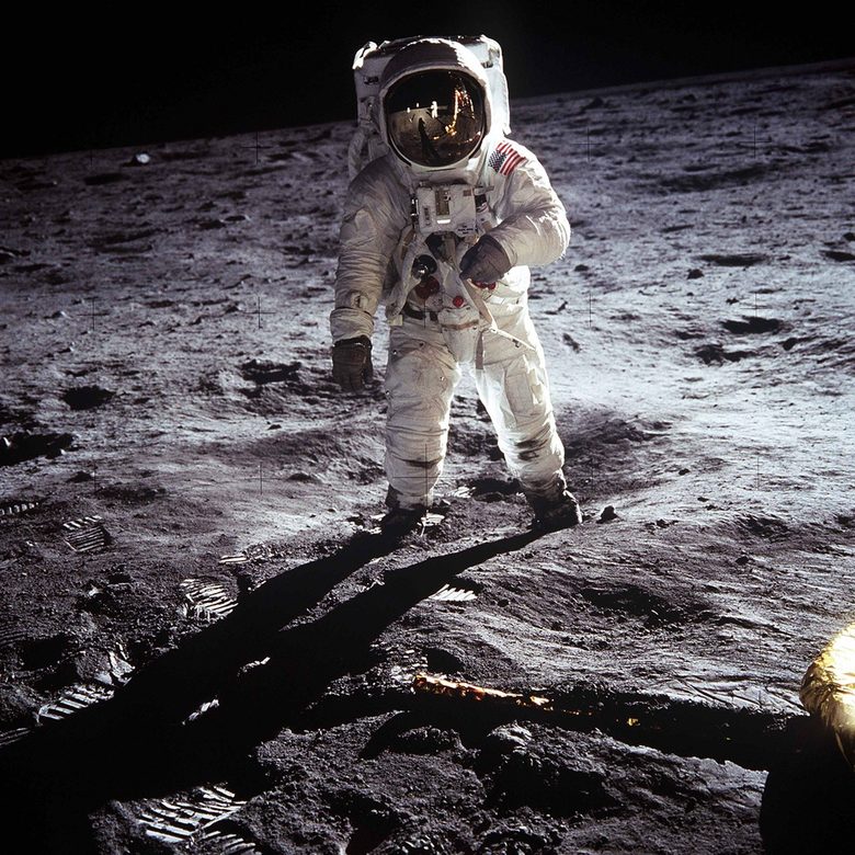 Бъз Олдрин на Луната на 20 юли 1969г. - в стъклото на шлема му се отразяват Армстронг и лунният модул "Ийгъл".
