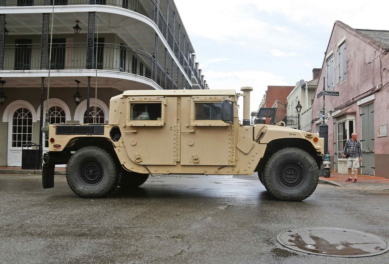 Около 1000 военни от националната гвардия са заели позиции във военни автомобили в най-отдалечените региона на града