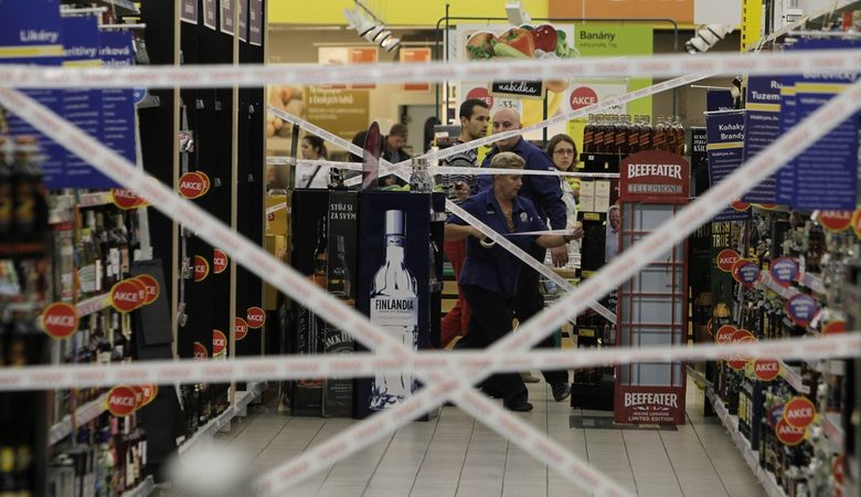 Секциите за спиртни напитки в супермаркетите бяха оградени с ленти, за да не се пазарува от тях.