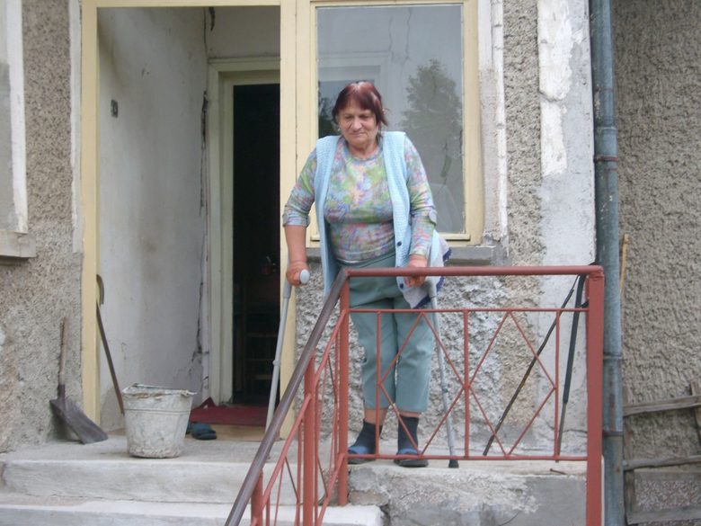 Къщата на Снежана Христова в Мещица е предвидена за събаряне. Възрастната жена е с над 90% инвалидност и е много трудно подвижна (с две патерици). Тя е пенсионер и живее сама.