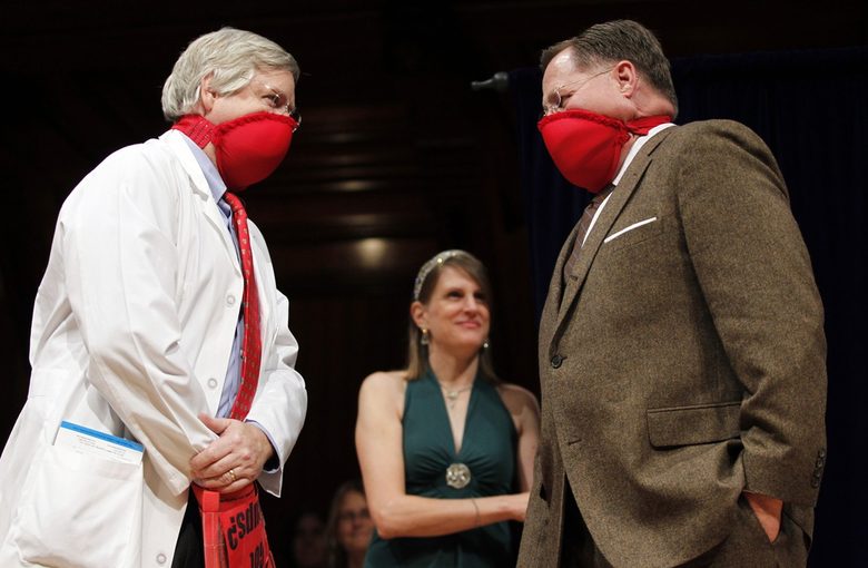 Носителите на наградата Ig Nobel за медицина от 2006 г. и 1996 г. Франсис Фесмайър (вляво) и Ричард Густафсон (вдясно) демонстрират, че сгънат на две сутиен може да служи като противогаз
