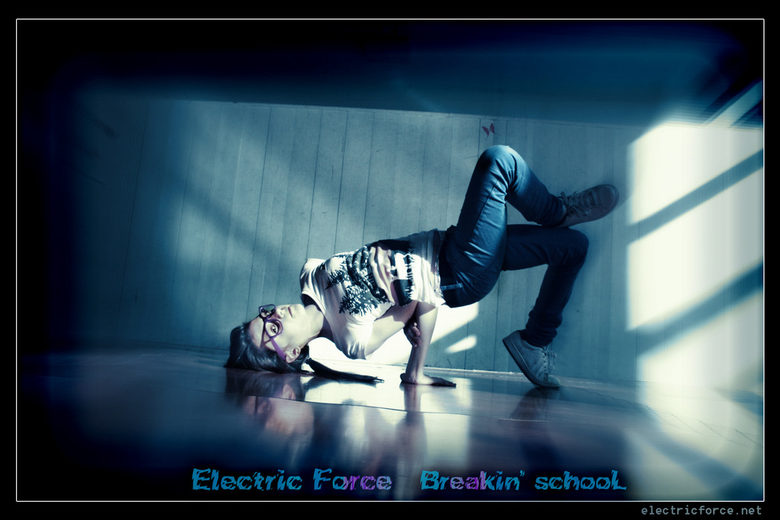 Кадър от училището за брейк танци "Electric force"