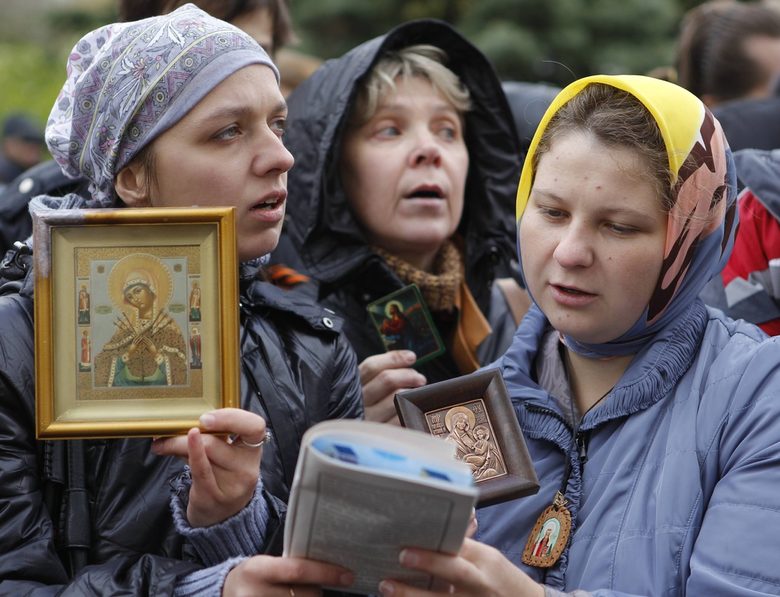 Руски православни християни са се събрали пред сградата на Московския съд, за да проследят обжалването на присъдата срещу трите членки на скандалната пънк-група Pussy Riot