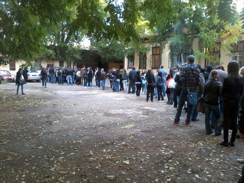 <a href="http://www.dnevnik.bg/live/novini_ot_vas/2012/10/17/1927653_opashkite_za_programa_az_moga_poveche/">Тази снимка</a> беше изпратена от нашия читател Мария Георгиева за рубриката "Новини от Вас". Според нея: "Такива са опашките заради лошата организация за подаване на документи по програма "Аз мога повече" - с нея всеки, който РАБОТИ на трудов договор, може да получи ваучер, за да премине обучение. А за да подаде документите, трябва да си вземе НЯКОЛКО ДНИ ОТПУСКА - благодарение на агенция по заетостта, чиито сайт втори ден не работи, а на телефонни обаждания и мейли не се отговаря."