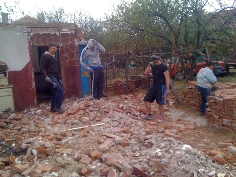 След събарянето момчетата почистват и подреждат тухлите, да са готови за нов строеж След събарянето момчетата почистват и подреждат тухлите, да са готови за нов строеж