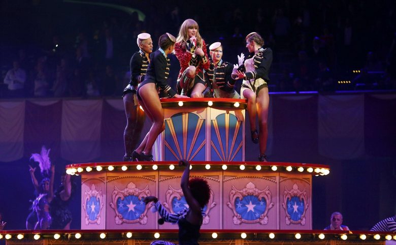 Тайлър Суифт по време на изпълнението си на церемонията EMA MTV 2012