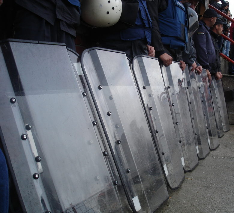 Полицейските части за справяне с размириците в Скопие се опитват да запазят спокойствието по време на мачовете между най-добрите отбори.