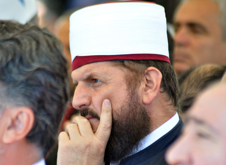 Шефкет Красничи отрича да е уахабит. Шефкет Красничи отрича да е уахабит.